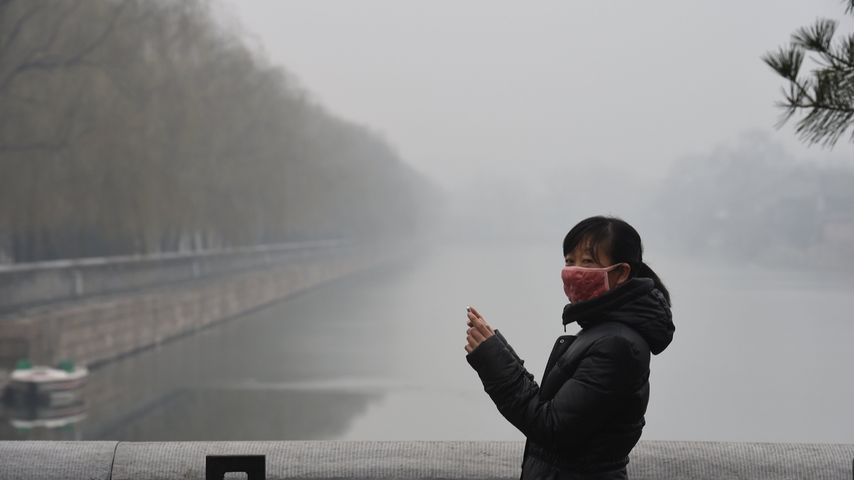 Beijing residents on smog red alert 