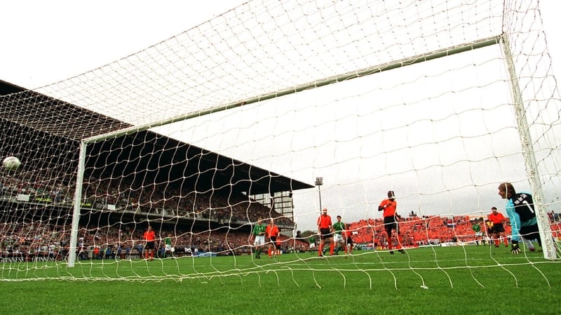 Jason McAteer scores for Ireland in 2001