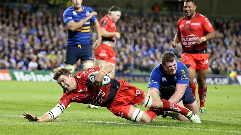 Toulon's Juan Smith scores a try