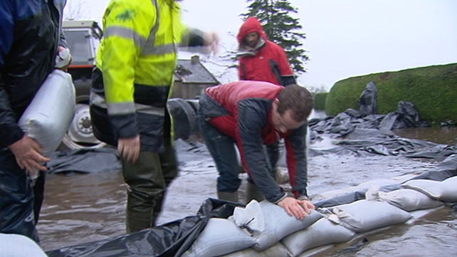 Locals put down sandbags in the Midlands ahead of expected floods