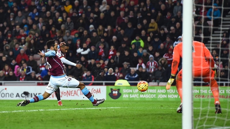 Defoe fires home his first, Sunderland's second, in the 3-1 win over Aston Villa