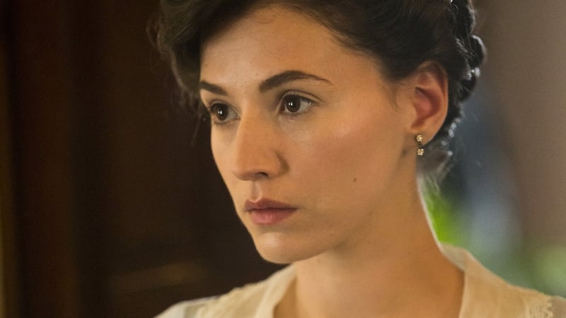 Charlie Murphy as Elizabeth Banks in Rebellion