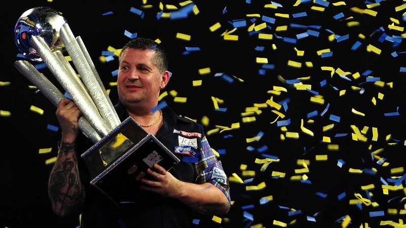 Gary Anderson with the PDC World Championship trophy