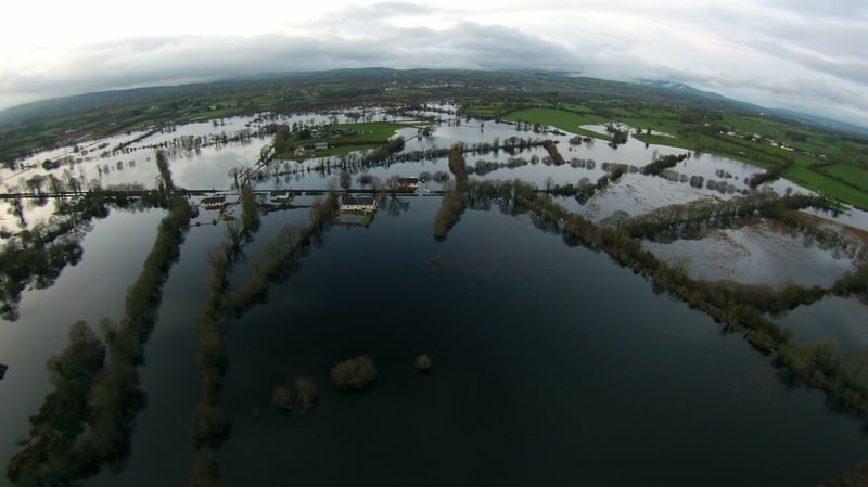 Flooding outside the village of Clonlara, close to the Clare/Limerick border (Pic: Gavin Tier)