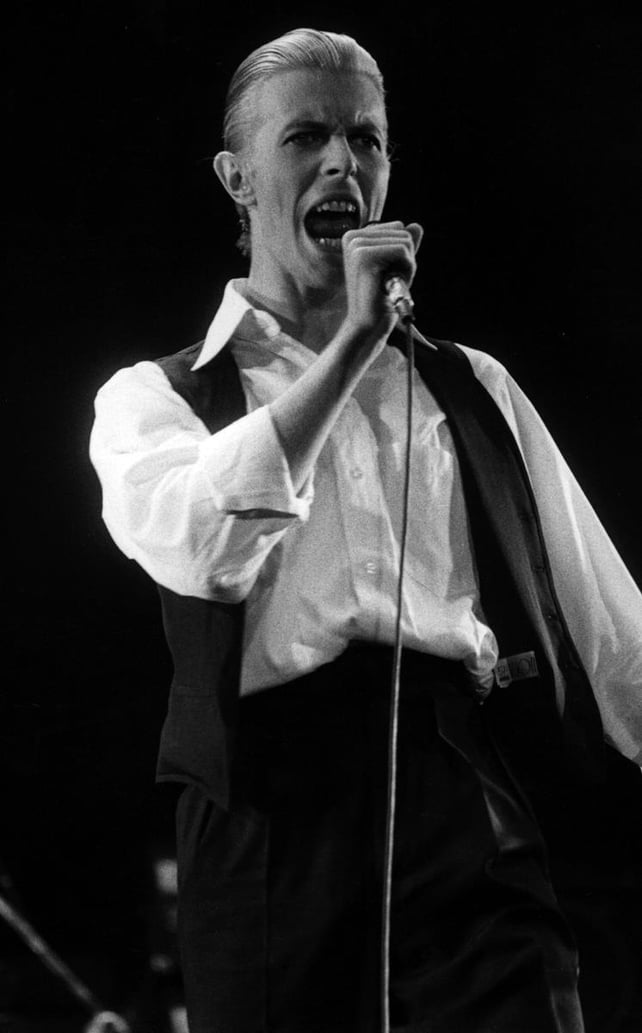 Bowie performing live at Wembley stadium in 1976