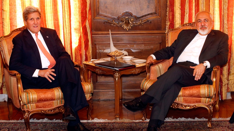 Iranian Foreign Minister Mohammad Javad Zarif (R) has assured US Secretary of State John Kerry that the sailors would be allowed to continue their journey