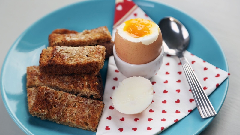 An oldie but a goodie and here's the Operation Transformation painlessly simple way to keep the brekkie at 209 calories. How do you like yours?