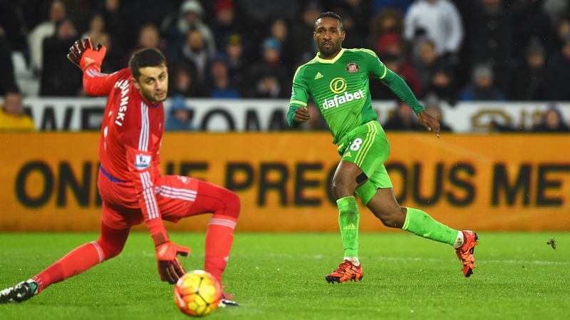 Jermaine Defoe slots home Sunderland's third