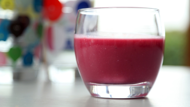 Fancy something in between meals that won't lead you off your healthy eating plan? Try out this Operation Transformation smoothie - filling, tasty and only 114 calories a pop.