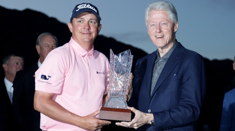 Bill Clinton presents Jason Dufner with his trophy