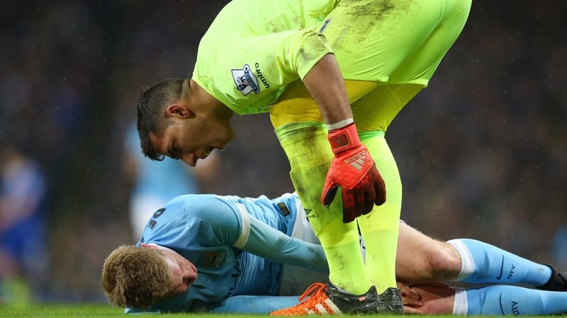Everton goalkeeper Joel Robles stands over Manchester City's Kevin De Bruyne