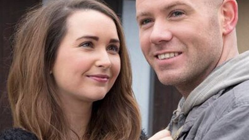 Katy hopes to seduce Jason with a candle-lit dinner.