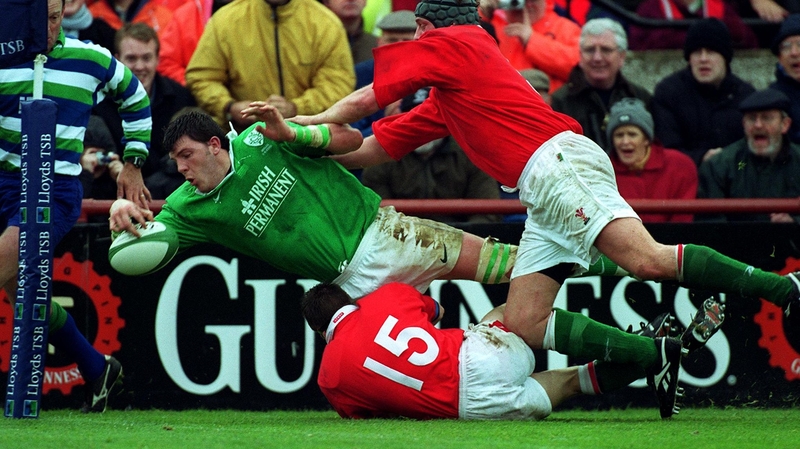 Shane Horgan touches down for Ireland in the 2000 match