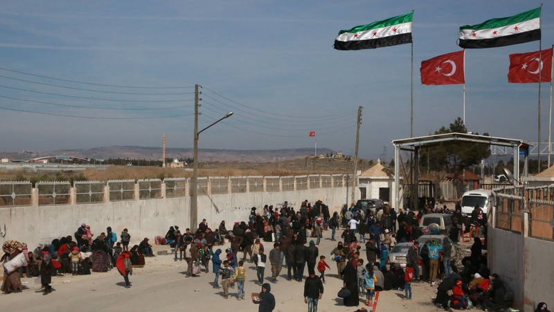 Migrants arrive at Syria's border with Turkey