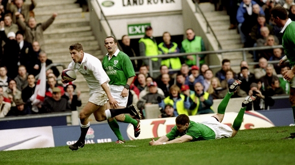 Conor O'Shea looks on as Ben Cohen scores another try for England in 2000