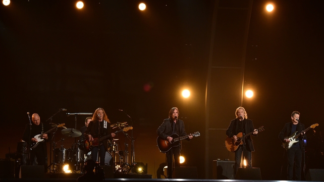 The Eagles and Jackson Browne pay tribute to the late Glenn Fry