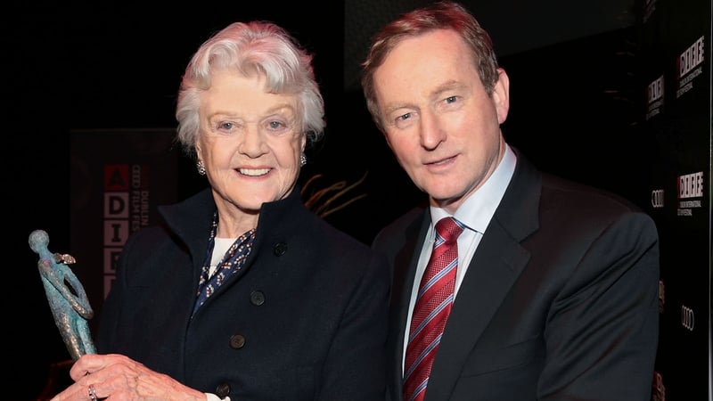 An Taoiseach, Enda Kenny, presented the 'Volta' award to Angela Lansbury at the Bord Gáis Energy Theatre