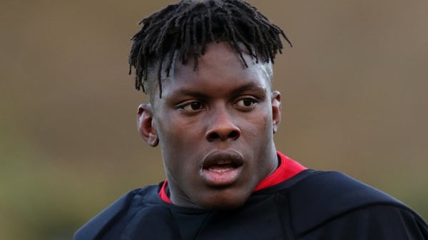 Maro Itoje demonstarted to the referee at the Stade de France