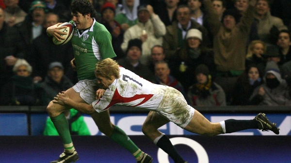 Shaen Horgan evades Lewis Moody at Twickenham in 2006