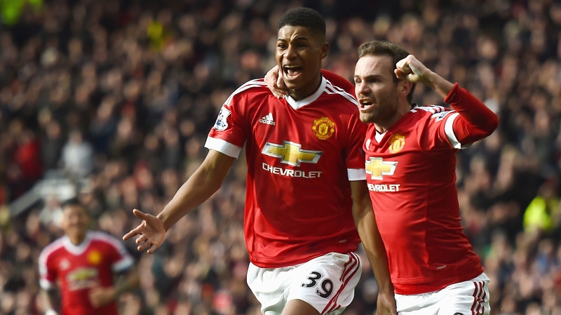 Marcus Rashford of Manchester United celebrates scoring his opening goal with Juan Mata (R)