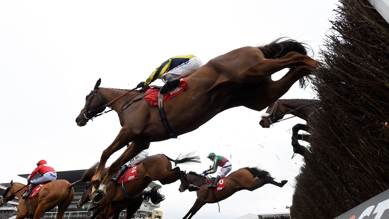 Un Temps Pour Tout (far side) ridden by Tom Scudamore took the spoils in the Ultima Handicap Chase