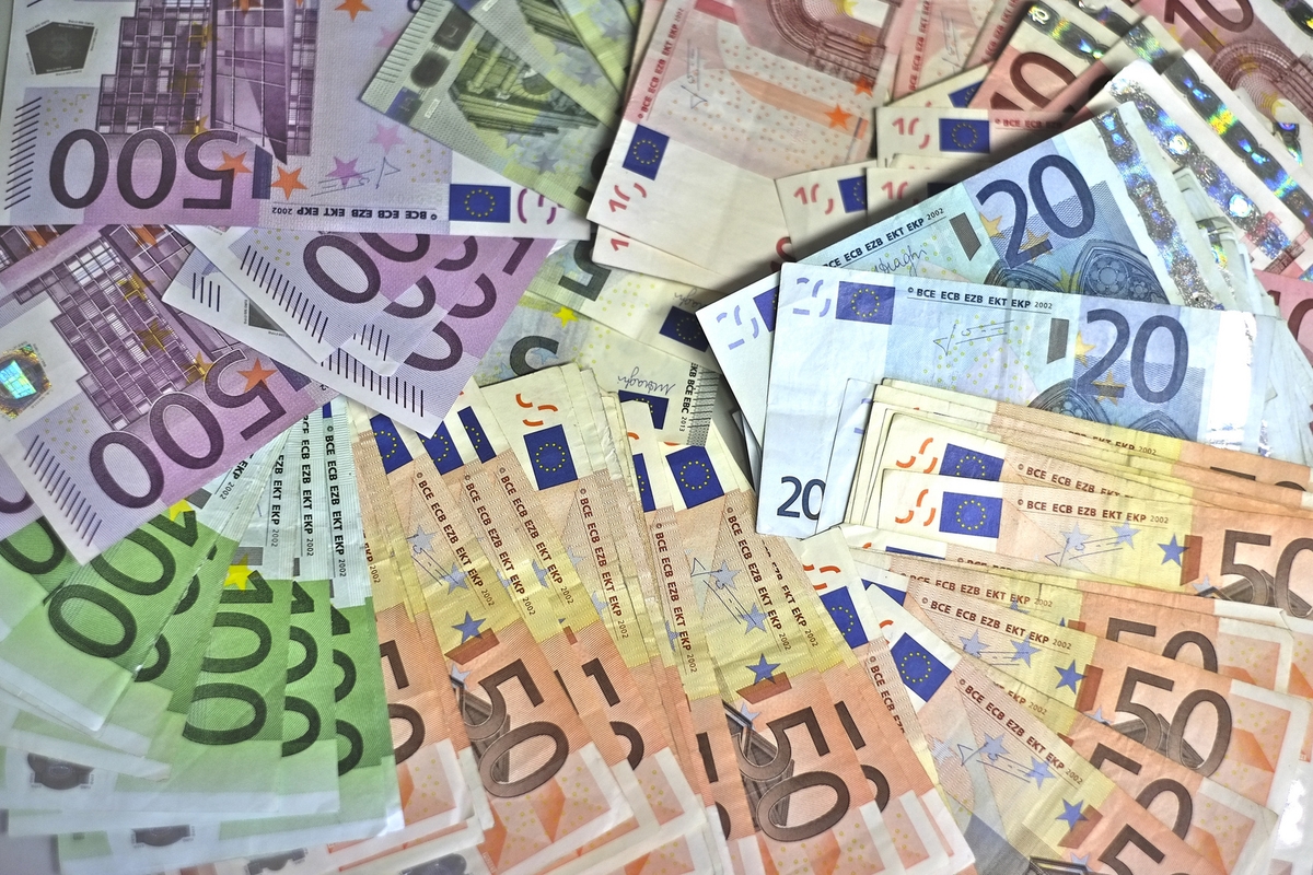 Should the ECB give citizens money to stimulate the economy?