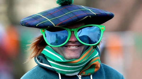 "Feictear go bhfuil éirithe go maith leis an bhféile ar bhoinn eacnamaíoch agus chathartha araon, cé go gcáintear leibhéil an ró-óil agus na caismirte sibhialta mar smál ar na ceiliúrtha"