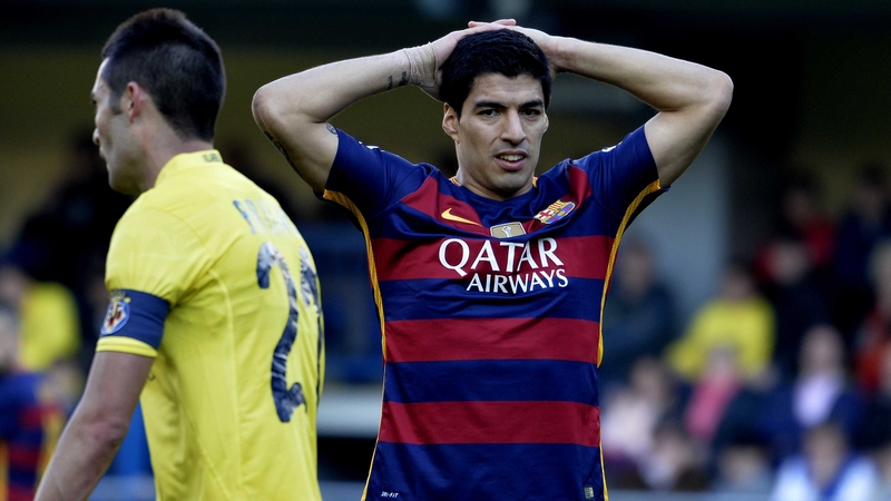 Luis Suarez rues a missed chance for Barca