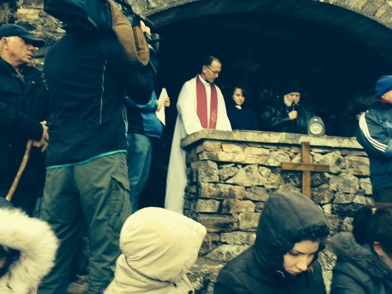 An tAthair Fiontán Ó Monacháin agus an tAthair Micheál McGréil i gceannas na bpaidreacha ag altóir Phádraig ar bharra Mhám Éan inniu