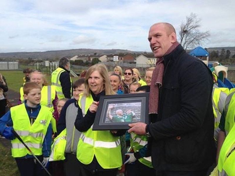 Paul O'Connell ag cabhrú leis an bpobal i Luimneach inniu