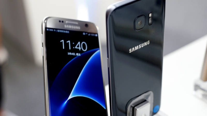 The handset is finished in an attractive combo of metal and glass