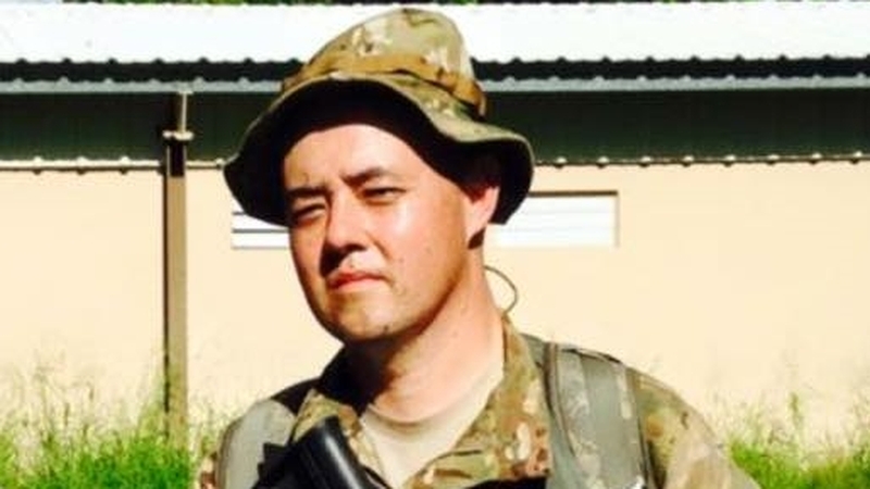 Séamus Ó Fianghusa ag tarrac aird an phobail lena