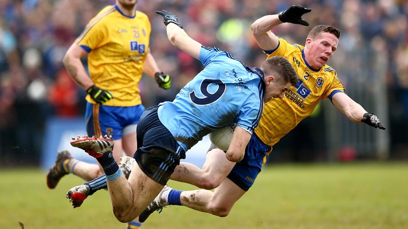 Dublin’s Emmet O Conghaile and Sean McDermott of Roscommon get in a tangle