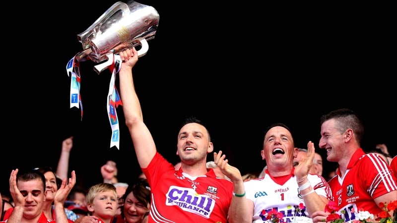 Patrick Cronin lifts the Munster trophy in 2014