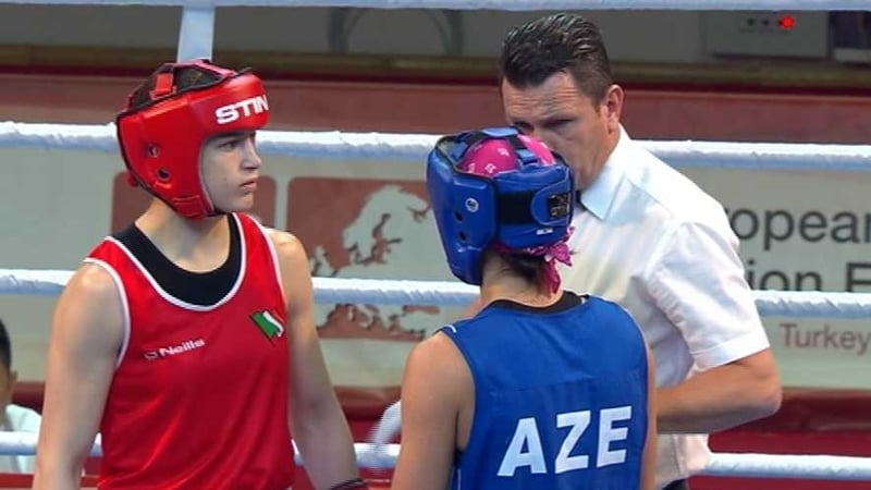 Katie Taylor (dearg) in aghaidh Yana Alekseevna na hAsarbaiseáine inniu. Bhuail bean na hAsarbaiseáine í - an chéad troid caillte aici le 5 bliana anuas.