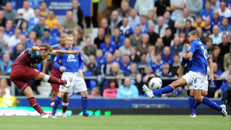 Stiliyan Petrov scores against Everton in 2011