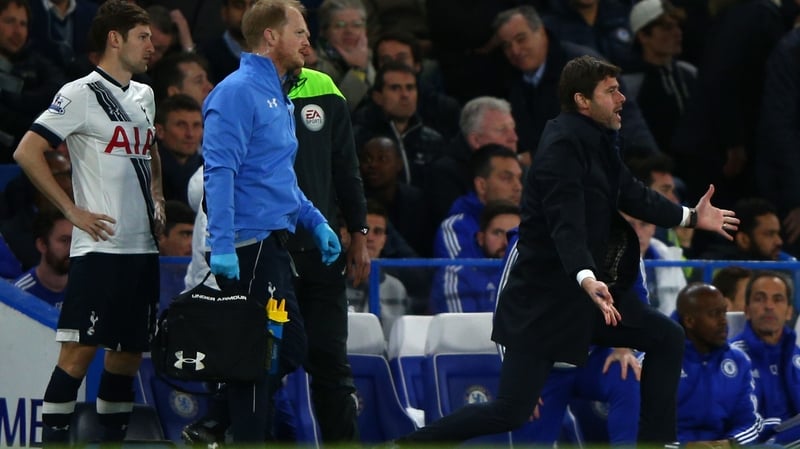 Spurs manager Mauricio Pochettino (R)