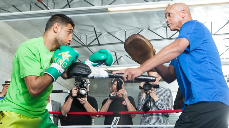Amir Khan (L) works the mitts with trainer Virgil Hunter