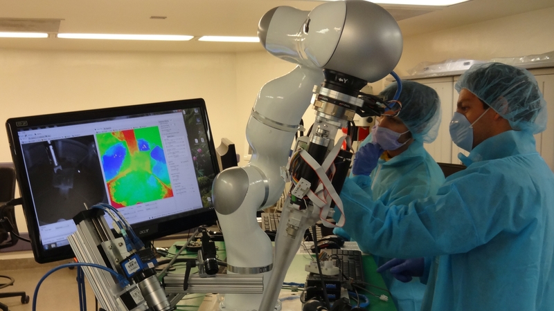 Doctors during supervised in-vivo bowel anastomosis performed by the Smart Tissue Autonomous Robot (Pic: Axel Krieger/AAAS)