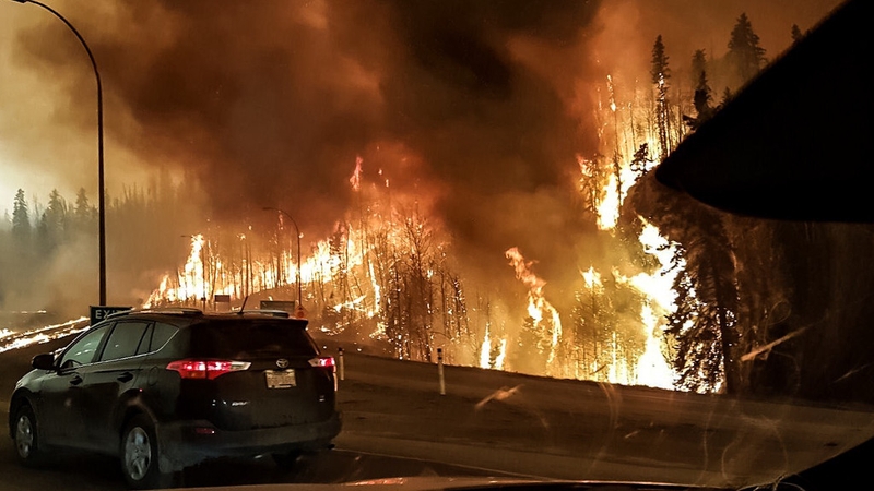 Fort McMurray has been evacuated as the wildfire raged out of control (Pic: @jeromegarot)
