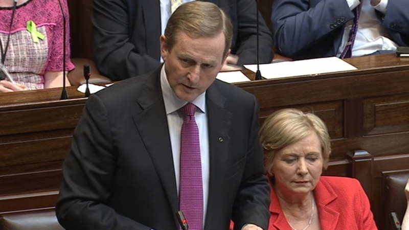 An Taoiseach ag fógairt a rialtais nua. An Tánaiste nua taobh leis
