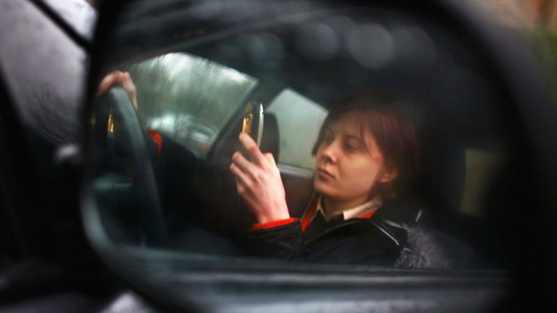 Despite incurring two penalty points and a €60 Euro fine, non hands-free 'phone use by Irish drivers continues to soar.