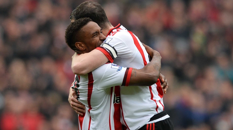 Jermain Defoe (L) and John O'Shea (R) embrace after Sunderland beat Chelsea