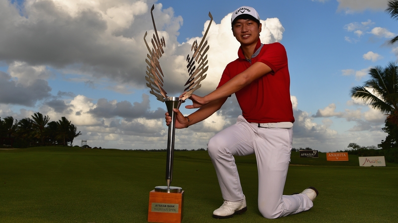 Wang Jeunghun poses with the trophy