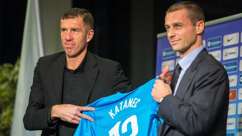 Aleksander Ceferin (R) with Slovenia manager Srecko Katanec