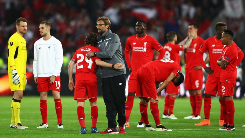 Jurgen Klopp consoles his players at full-time