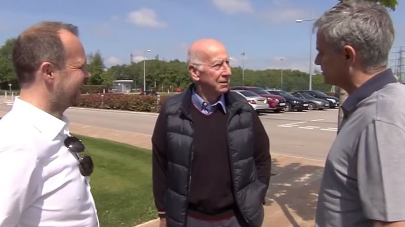 Jose Mourinho (R) with Bobby Charlton and Ed Woodward (L)