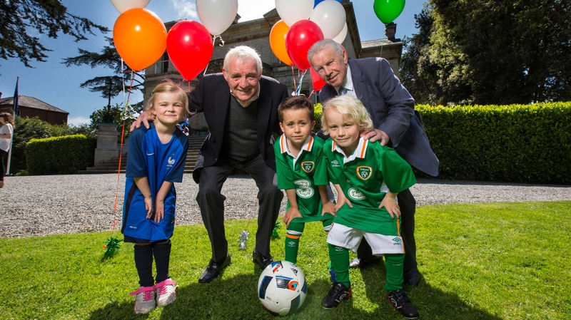 John Giles and Eamon Dunphy alogn with Matilda Byrne, 5, Kyle Doyle, 6, and Kyle Mooney