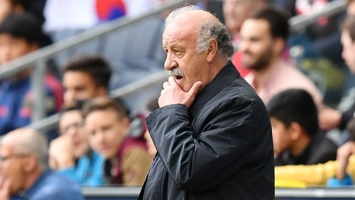 Del Bosque says Spain feel a responsibility to defend their European titles