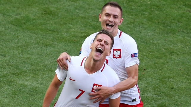 Milik celebrates with Artur Jedrzejczyk
